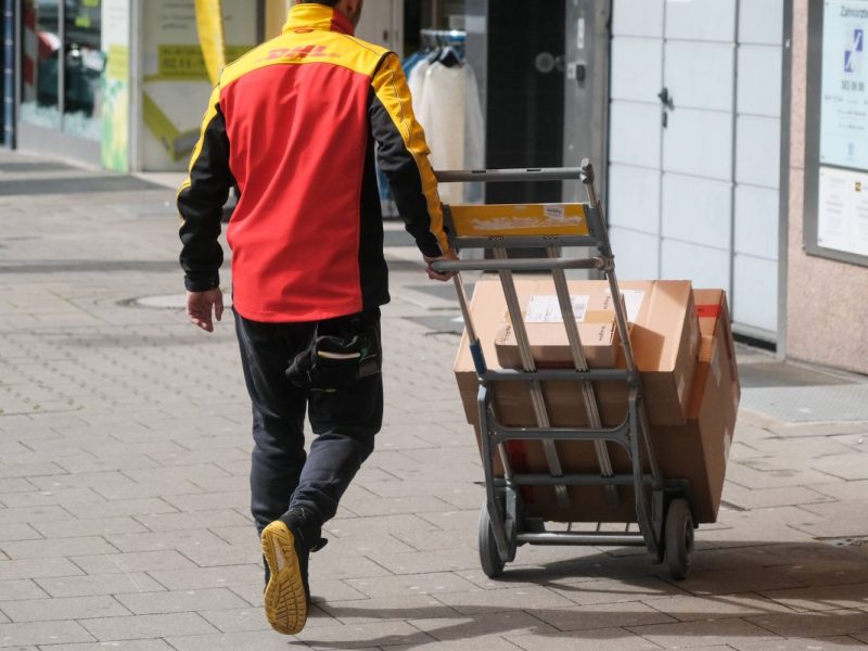 Du wartest auf ein Paket? Dann solltest du vorsichtig bei SMS sein – denn Betrüger agieren unter anderem im Namen der Deutschen Post. (Symbolbild)