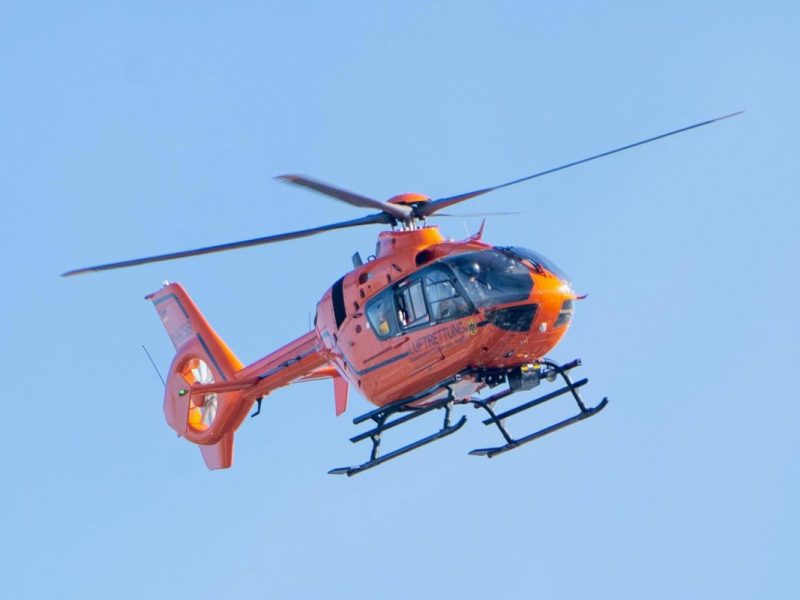 Rettungshubschrauber fliegt