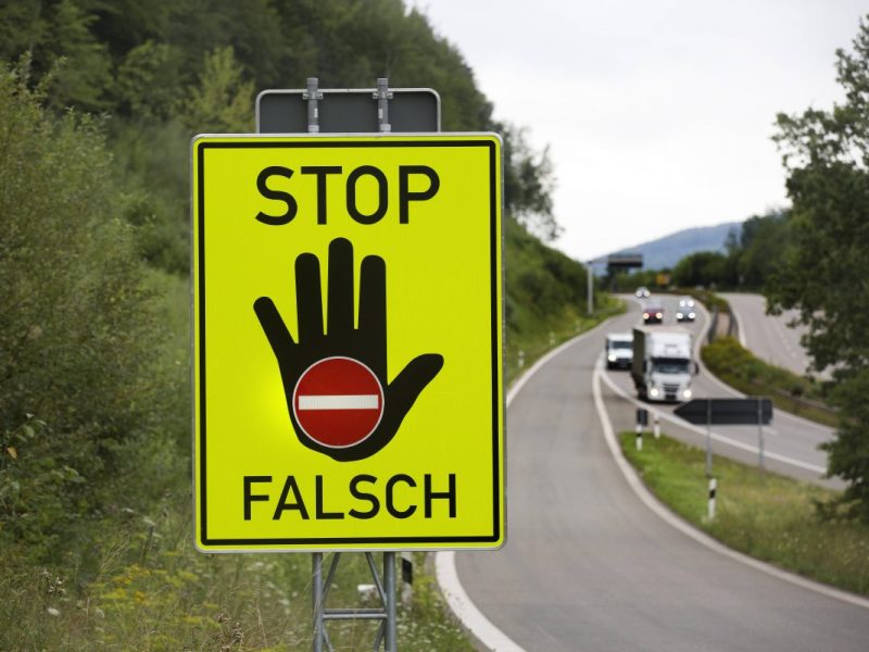 Ein 72-jähriger Lkw-Fahrer ist seinen Führerschein erstmal los. Er hat auf der A2 bei Hannover gleich zwei fatale Fehler gemacht...