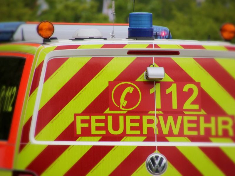 Ein Autofahrer ist im Harz gegen einen Baum gefahren. Er wurde schwer verletzt. (