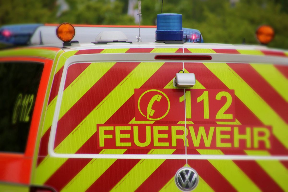 Ein Autofahrer ist im Harz gegen einen Baum gefahren. Er wurde schwer verletzt. (