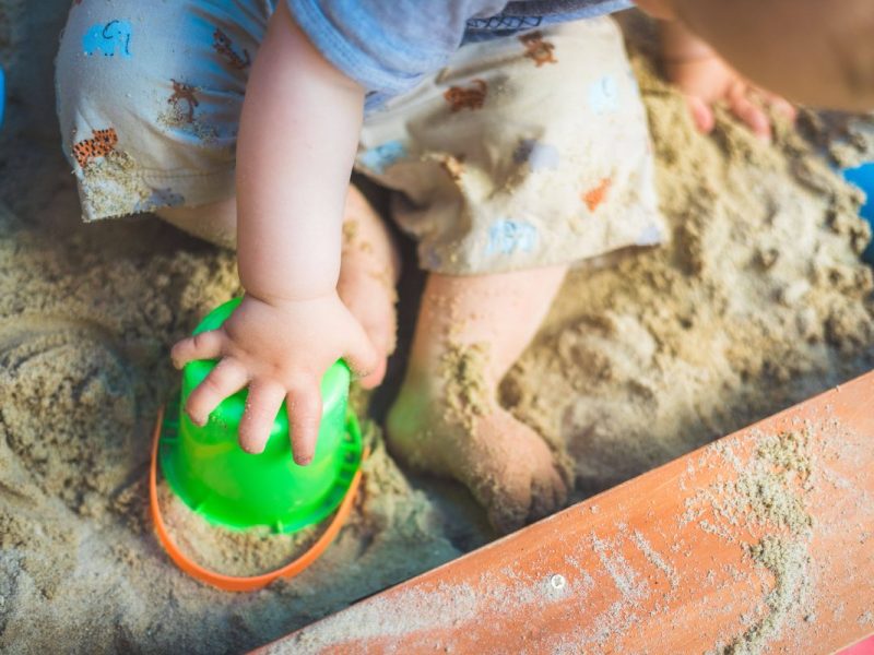 In Wolfsburg hat eine Frau eine unfassbare Entdeckung in einem Sandkasten gemacht.