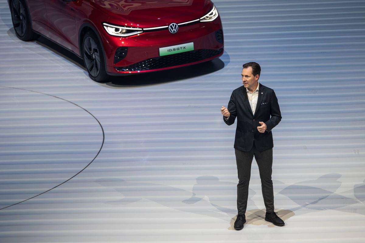 VW-Markenchef Thomas Schäfer – hier auf der Automesse in Shanghai – will den Gürtel deutlich enger schnallen. (Archivbild)