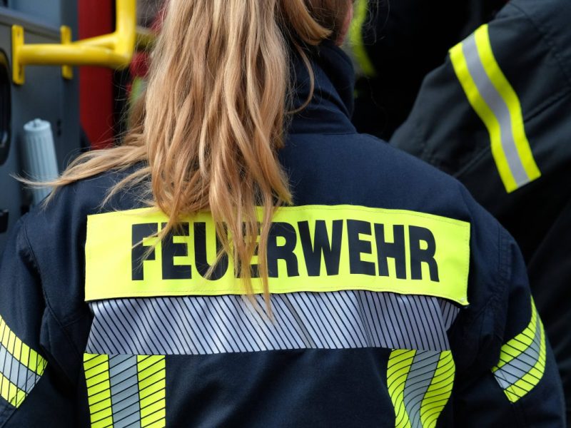 Dramatische Szenen in Helmstedt! Die Feuerwehr hat ein Kind aus einer verrauchten Wohnung gerettet – das Essen war angebrannt.