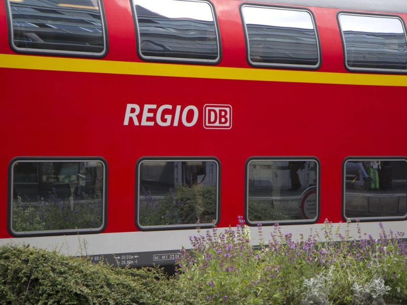 Ein Paar wurde aus einem Zug geworfen. Eine Frau hat daraufhin eine folgenschwere Entscheidung getroffen, die sie fast ihr Leben gekostet hättet! (Symbolbild)