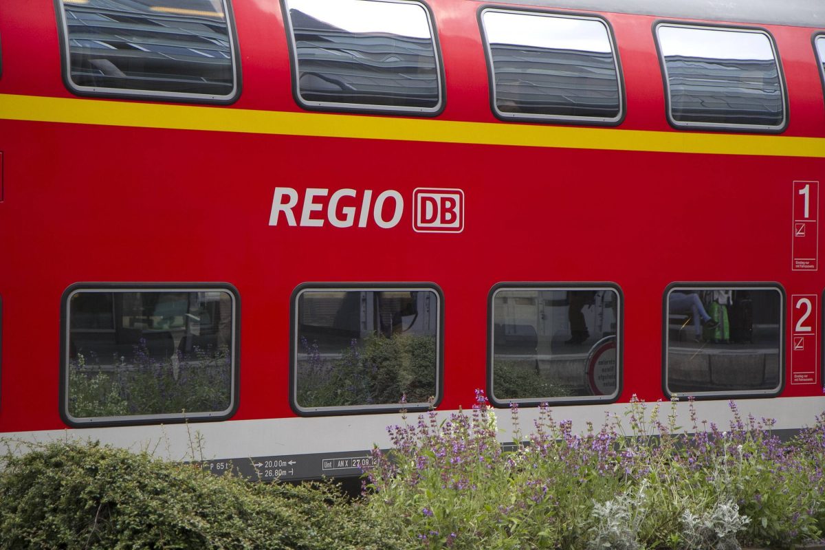 Ein Paar wurde aus einem Zug geworfen. Eine Frau hat daraufhin eine folgenschwere Entscheidung getroffen, die sie fast ihr Leben gekostet hättet! (Symbolbild)