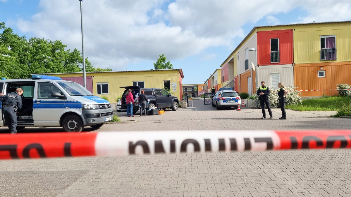 Die Polizei hat bei einem Einsatz in der Flüchtlingsunterkunft auf einen Mann geschossen und diesen schwer verletzt. Nach Polizeiangaben war der Mann am Mittwochmorgen mit einem Messer auf die Einsatzkräfte zugegangen und habe auf eine Ansprache nicht reagiert.