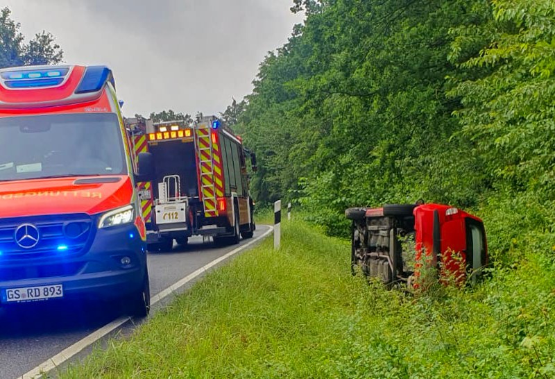 In Goslar hat ein Autofahrer einen heftigen Abflug gemacht.