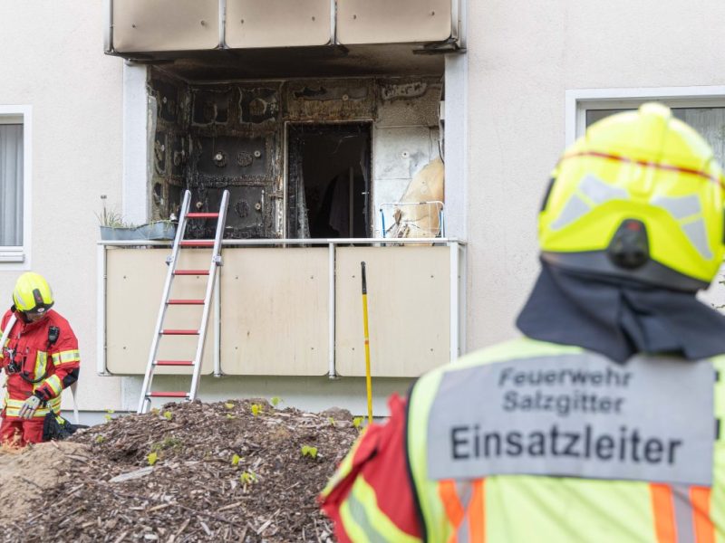 Schreck am Freitagabend! In Salzgitter hat es einen Balkonbrand gegeben. Die Feuerwehr stand vor einer etwas größeren Herausforderung.