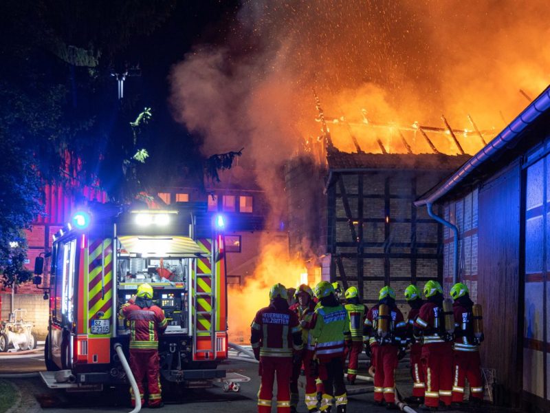 Eine Scheune steht in Salzgitter-Lobmachtersen lichterloh in Flammen. Die Feuerwehr kämpft gegen den Brand.