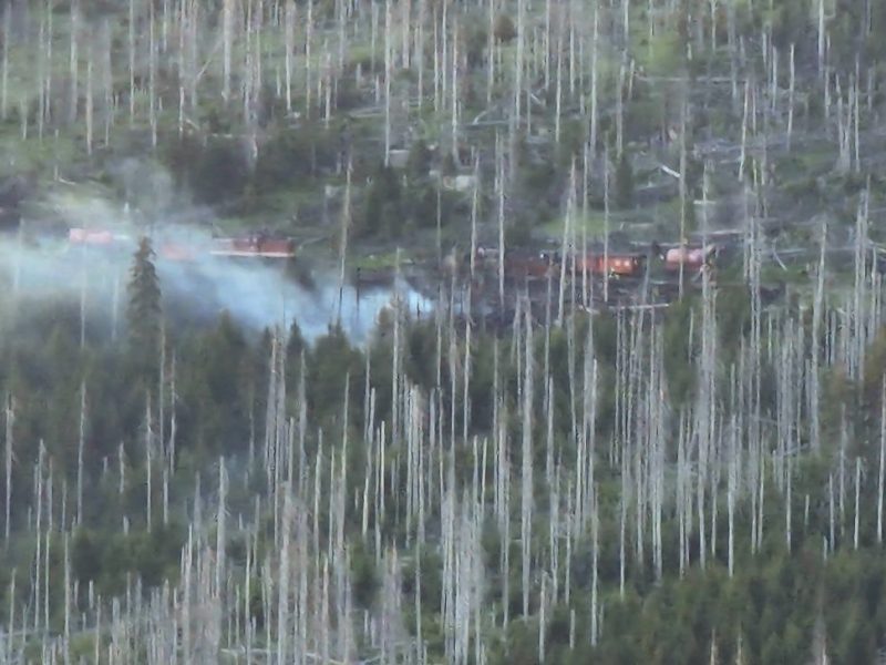 n der Gegend am Brocken ist am Sonntagabend ein Brand ausgebrochen und Rauch steigt auf. Die Brockenbahn ist am Brandort zu sehen.