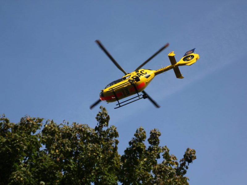 Ein Rettungshubschrauber in der Luft