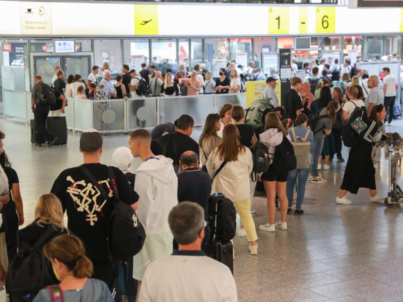 Urlauber am Flughafen Hannover - Symbolbild
