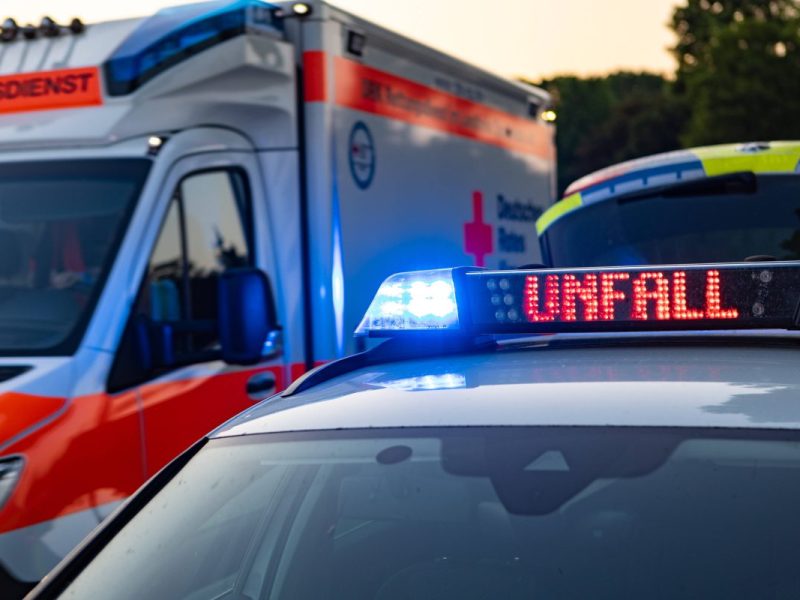 Rettungswagen und Polizei