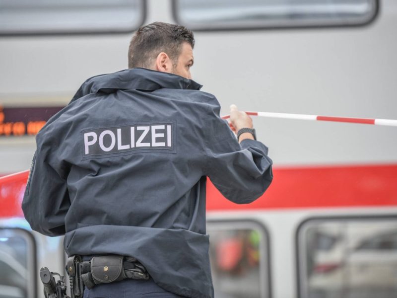 Ein Mann soll am Bahnhof in Peine auf einen Passanten mit einer Armbrust losgegangen sein.