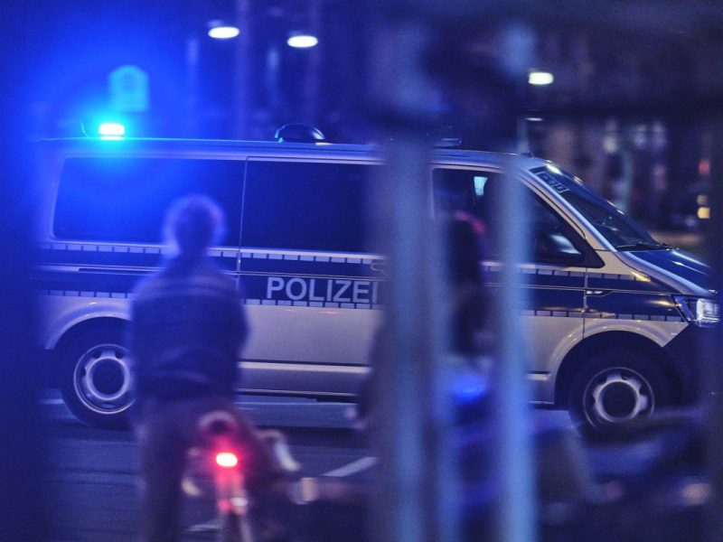 Polizei Streifenwagen mit Blaulicht in der Nacht