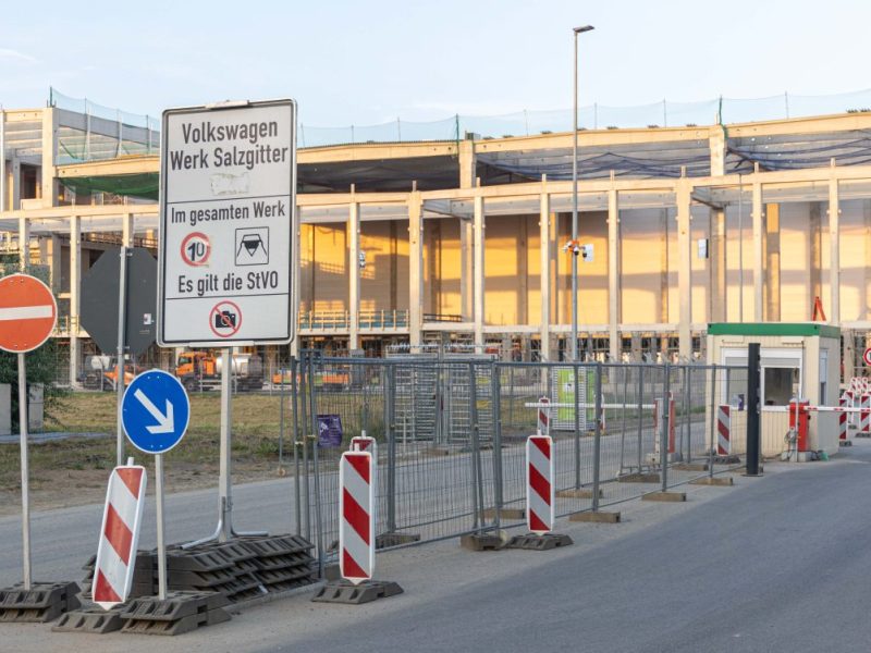Ein Arbeiter hat sich auf der Baustelle am VW-Werk Salzgitter schwer verletzt.