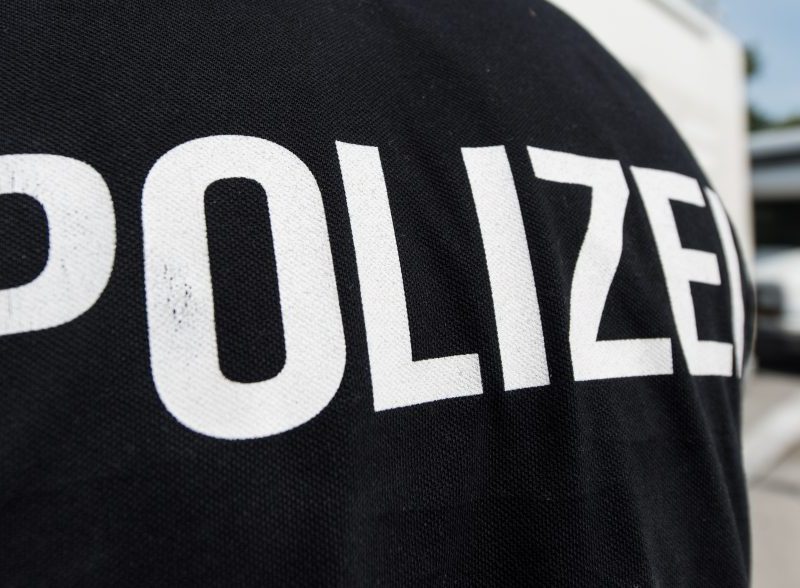 Auf der A7 bei Göttingen ist ein Streifenwagen auf Einsatzfahrt ins Schleudern geraten und hat ein Wohnmobil gerammt.
