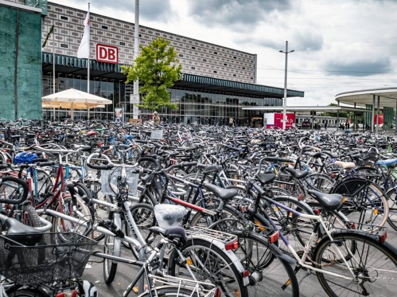 Fahrräder auf dem Bahnhofsvorplatz in Braunschweig.