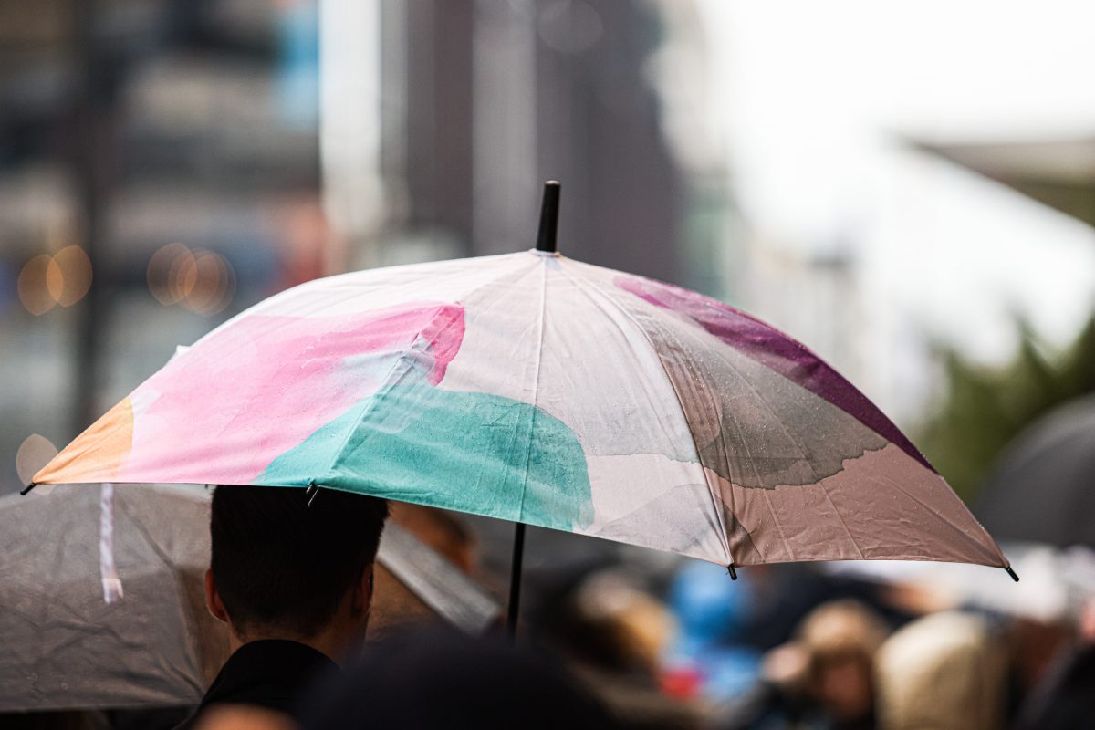 Mann mit Regenschirm