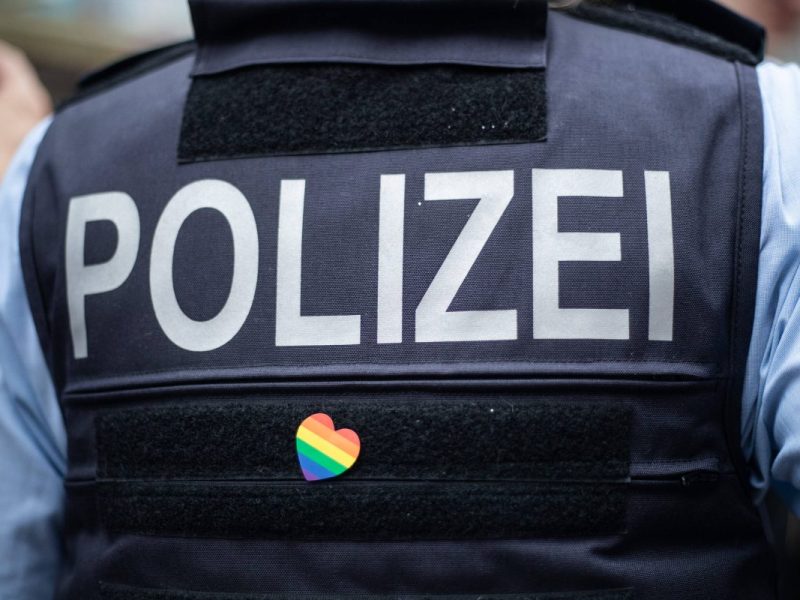 Eine sechsköpfige Männergruppe hat eine Transfrau in Hannover angegriffen und verletzt.
