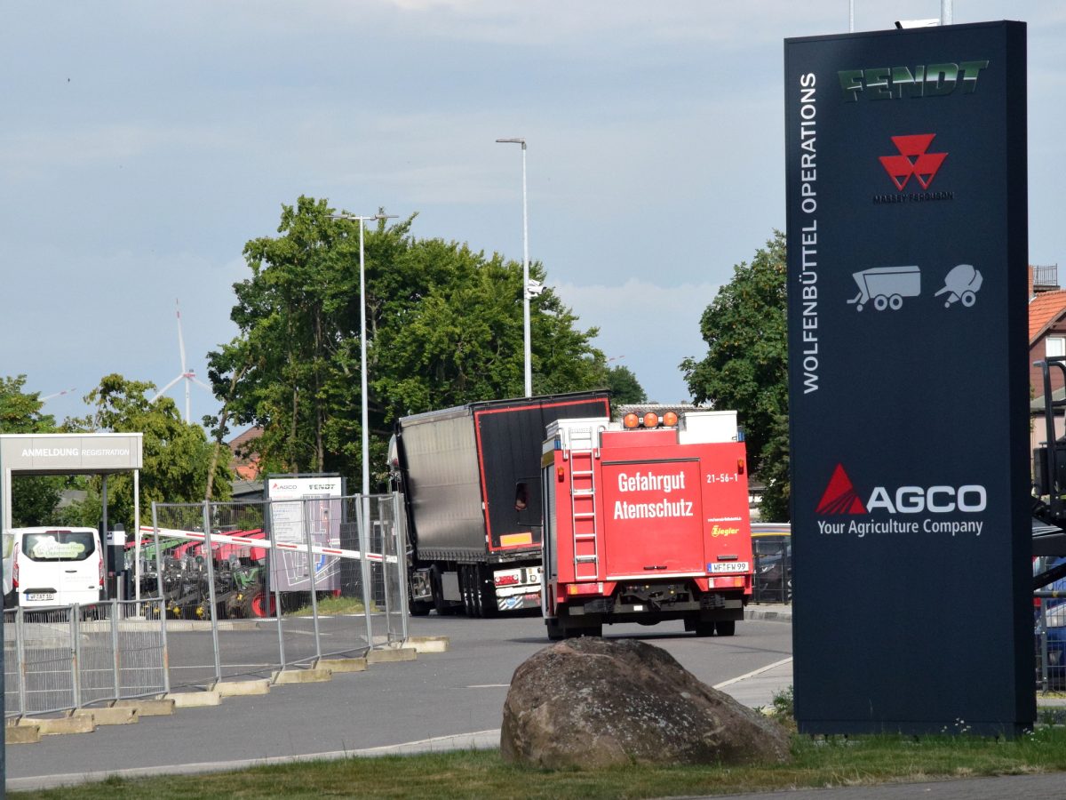 Einsatzfahrzeuge fahren auf das Werksgelände von AGCO.