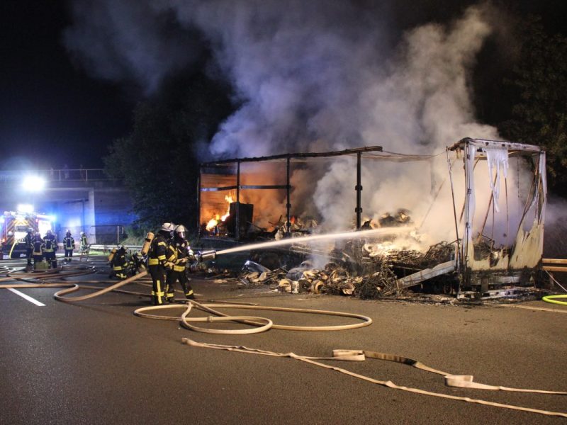 Feuerwehr löscht einen brennenden Lkw auf der A2 bei Hannover