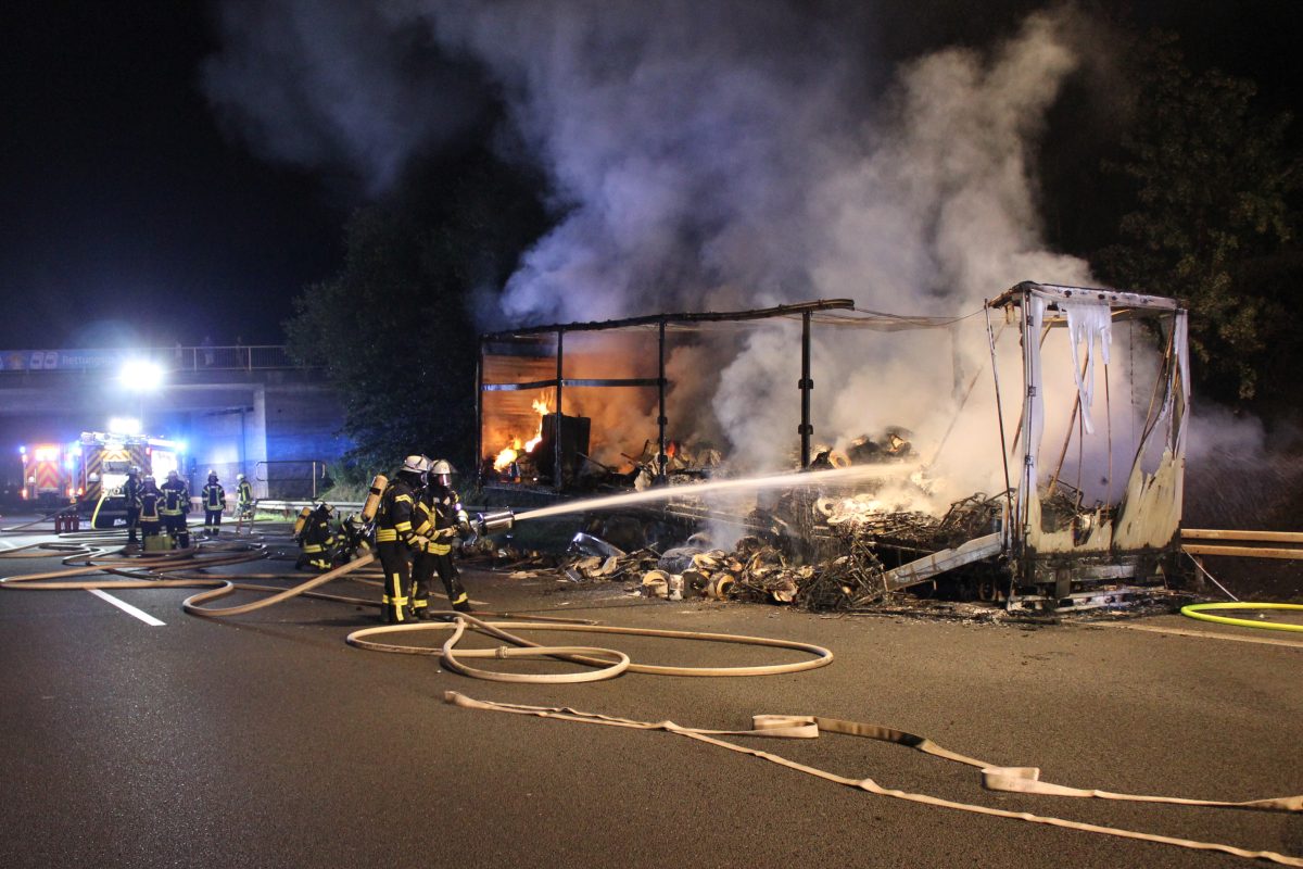 Feuerwehr löscht einen brennenden Lkw auf der A2 bei Hannover