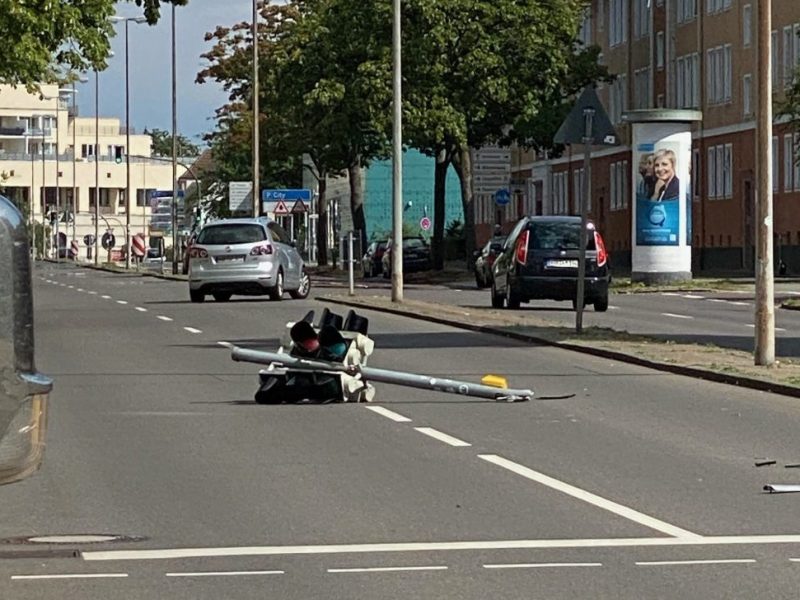 Heftiger Rums in Wolfsburg – ein VW-Fahrer hat eine Ampel umgefahren.