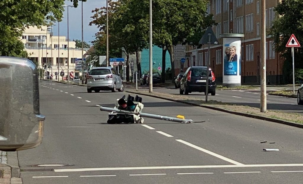 Heftiger Rums in Wolfsburg – ein VW-Fahrer hat eine Ampel umgefahren.