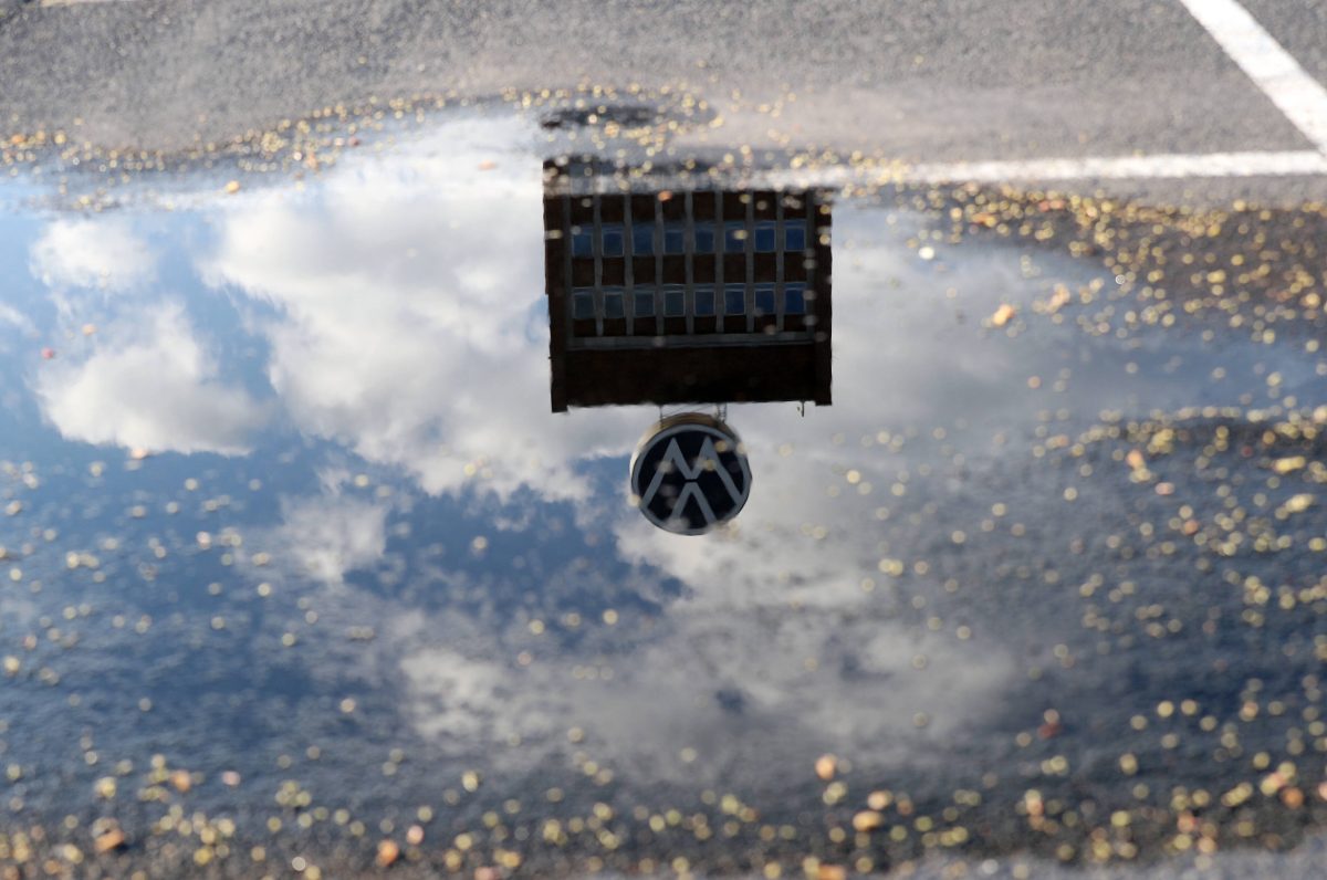 VW Gebäude spiegelt sich in einer Regenpfütze