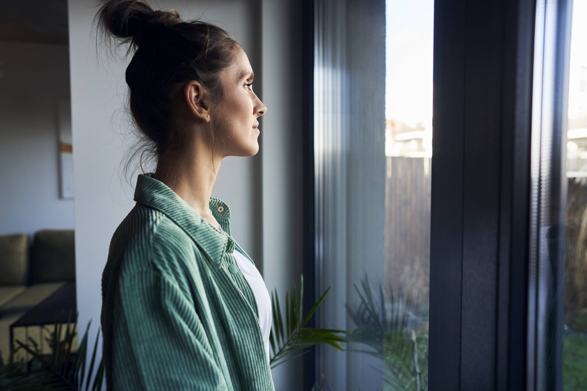 Frau am Fenster