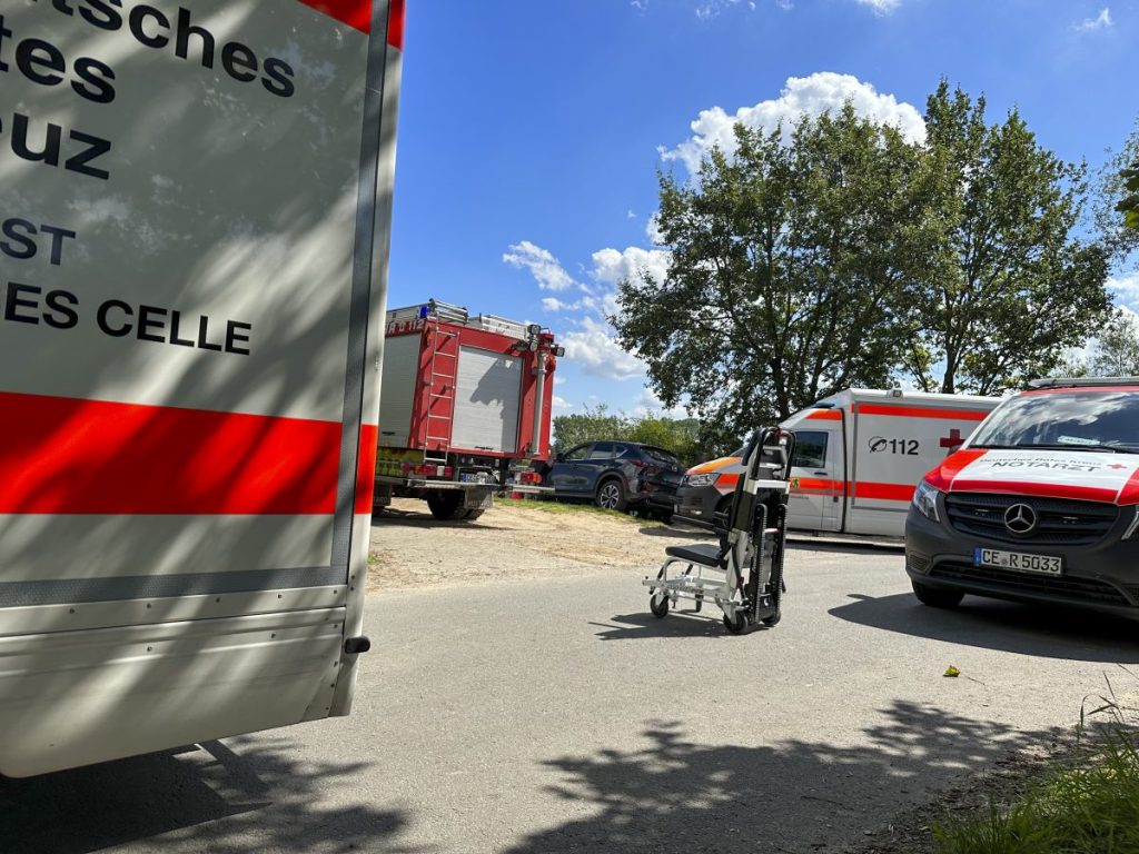 Feuerwehr und Rettungsdienst gemeinsam im Einsatz am Allerwehr Oppershausen.