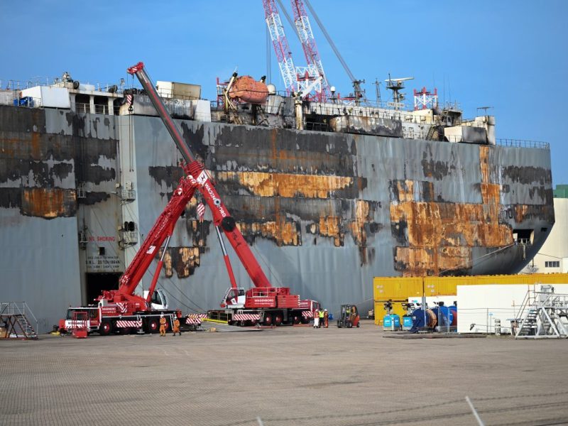 Nach dem verheerenden Feuer auf dem Autofrachtschiff vor der niederländischen Küste hat die Bergung der Ladung begonnen.