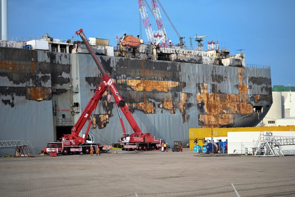 Nach dem verheerenden Feuer auf dem Autofrachtschiff vor der niederländischen Küste hat die Bergung der Ladung begonnen.