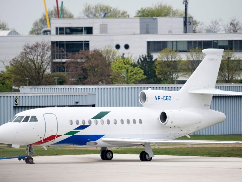 Ein Privatflugzeug des Volkswagen Konzerns steht am Flughafen in Braunschweig. Wenn es nach der Grünen Jugend geht, soll damit bald Schluss sein. (Archivbild)