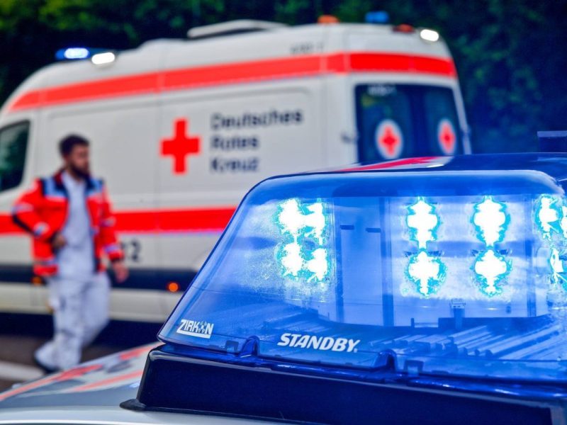 Krankenwagen und Blaulicht der Polizei