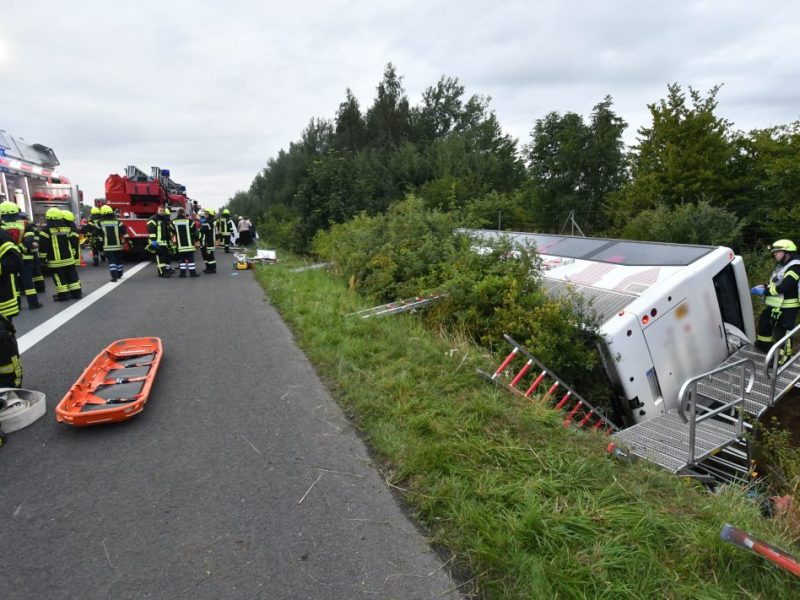 Ein Reisebus liegt im Graben auf der A2 bei Peine