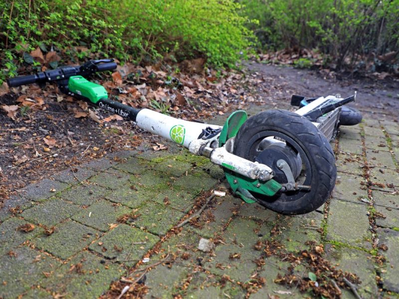 E-Scooter liegt auf dem Boden