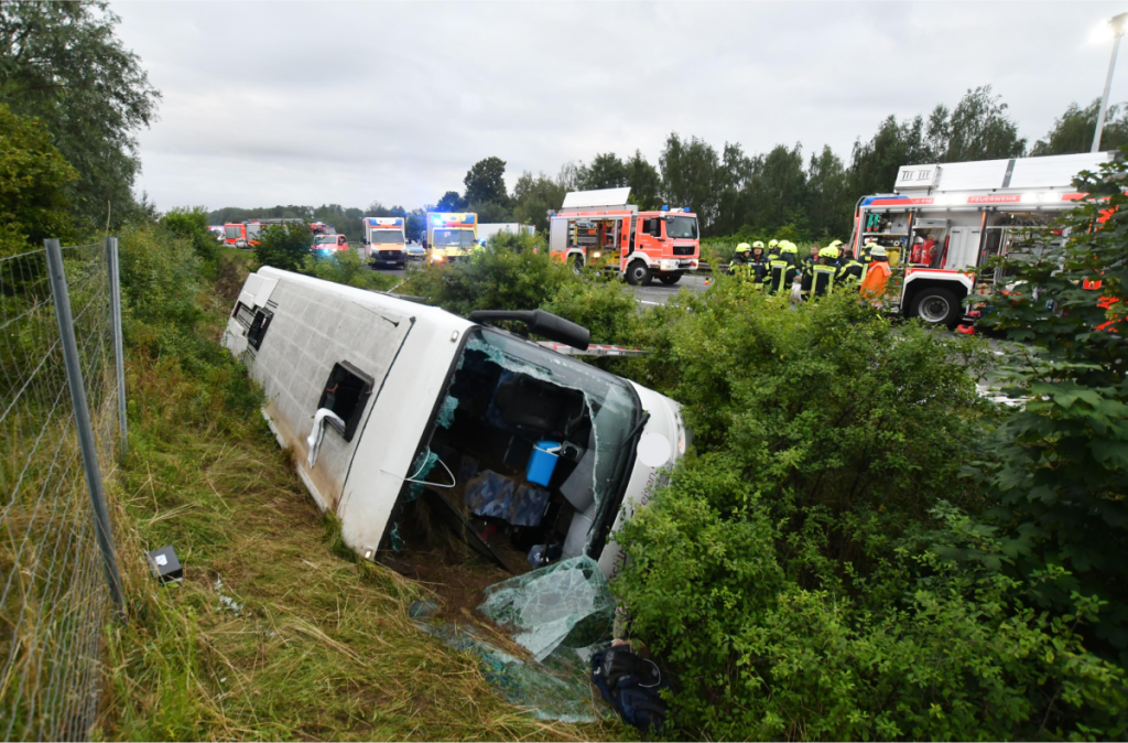 Reisebus im Graben auf der A2 bei Peine