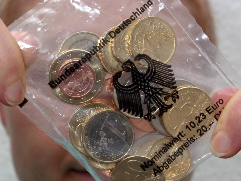 Person hält Euro-Starterkit in die Kamera
