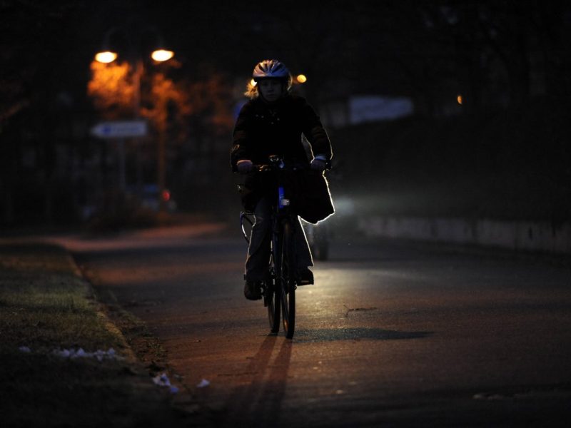 Einem Mann aus Salzgitter platzt die Hutschnur, als er einen Radfahrer ohne Licht im Dunkeln sieht. Auch die Polizei gibt ihren Senf dazu ab.
