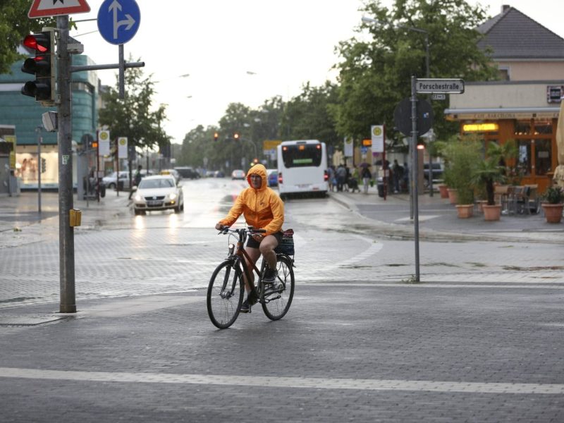 Das Wetter in Niedersachsen soll ziemlich ungemütlich werden. Warum du am Freitag besonders gut aufpassen solltest, liest du hier!