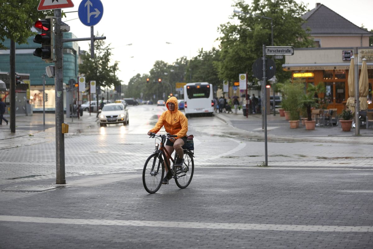 Das Wetter in Niedersachsen soll ziemlich ungemütlich werden. Warum du am Freitag besonders gut aufpassen solltest, liest du hier!