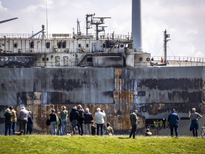 Der unter der Flagge Panamas fahrende Frachter mit etwa 3800 Autos an Bord war vor gut einer Woche auf dem Weg von Bremerhaven nach Singapur, als vor der niederländischen Küste Feuer ausbrach.