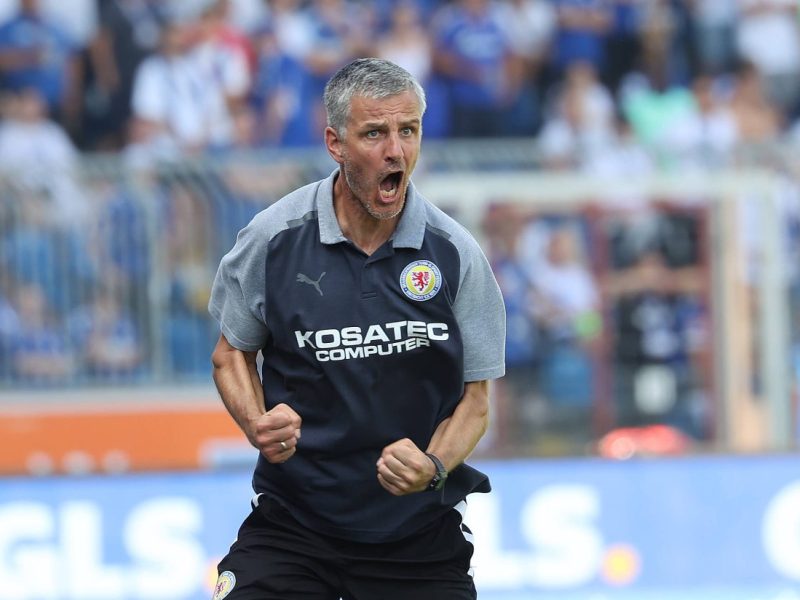 Eintracht Braunschweig bejubelt drei Punkte gegen Schalke.