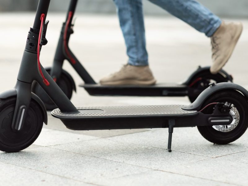 Junge auf E-Scooter