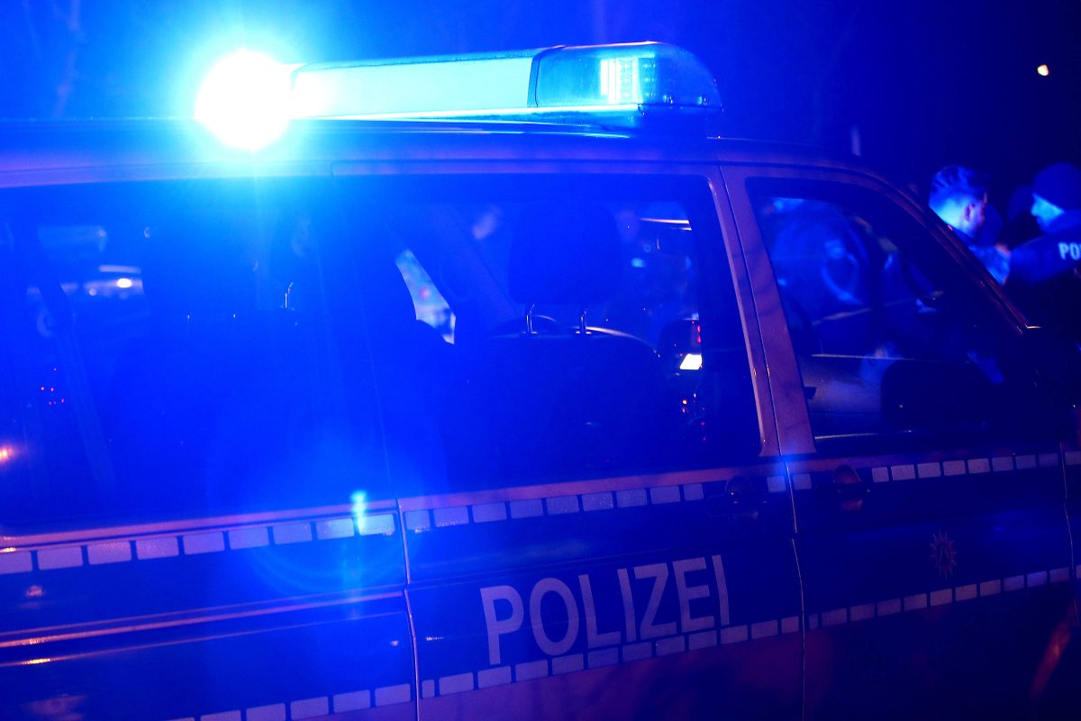 Polizeiwagen mit Blaulicht nachts