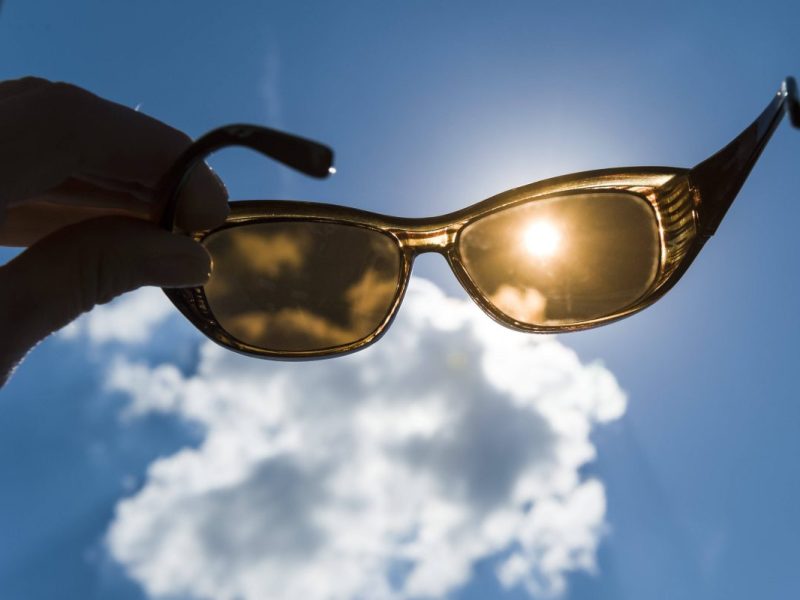 Blick auf die Sonne durch eine Sonnenbrille