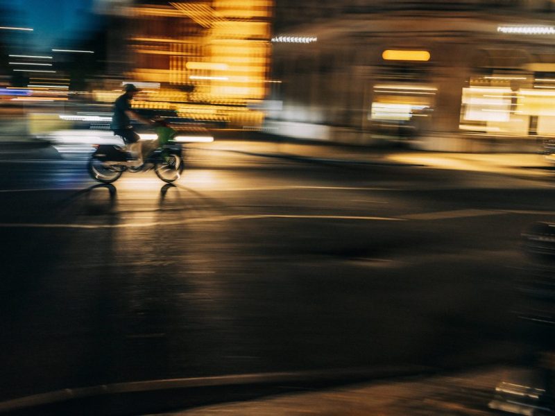 Motorrad nachts auf der Straße